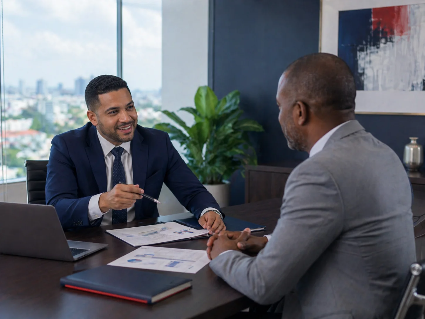Equipo de trabajo en reunión institucional